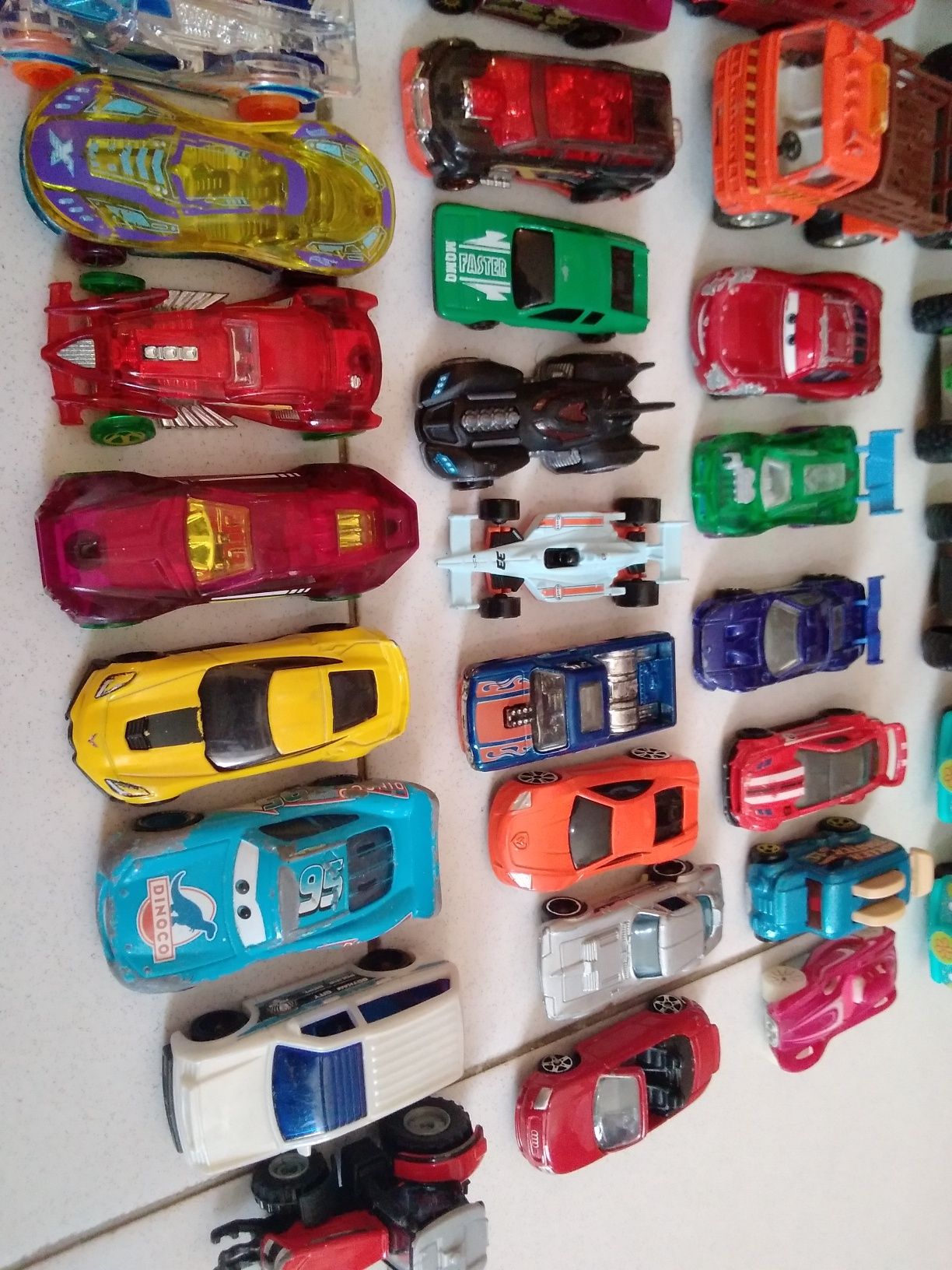 Conjunto 50 carros, vendo apenas em pack. Tudo 20€ preço fixo.