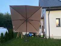 Duży parasol ogrodowy.