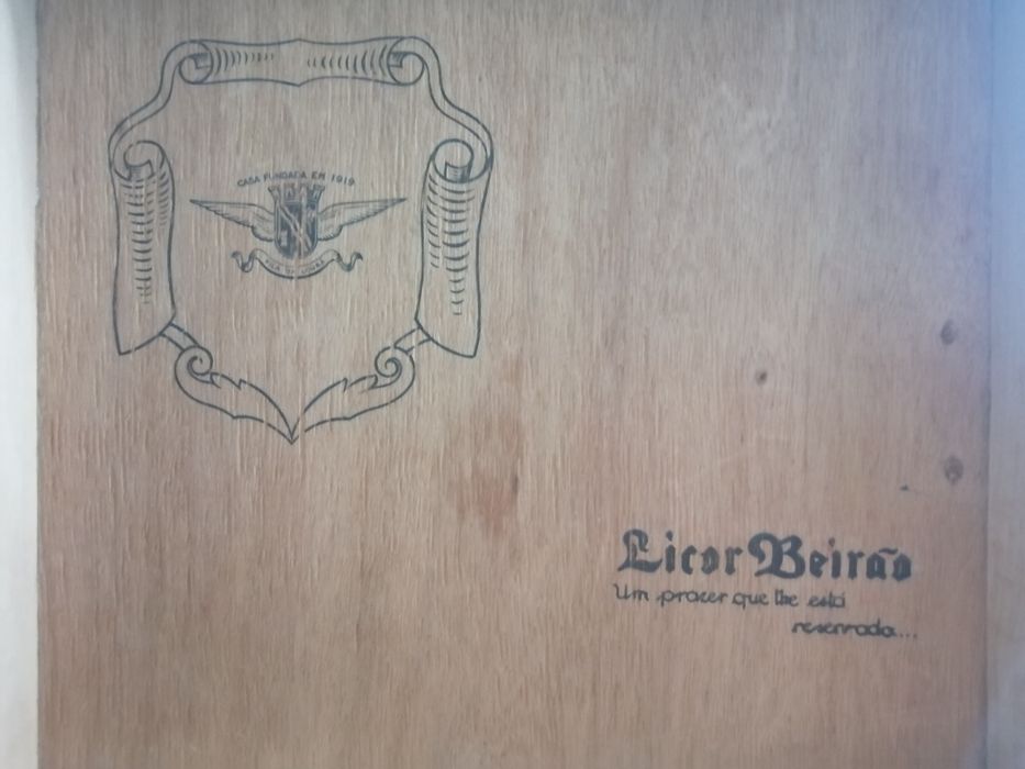 Caixa estojo madeira para garrafas licor Beirão decoração Torre Cabra