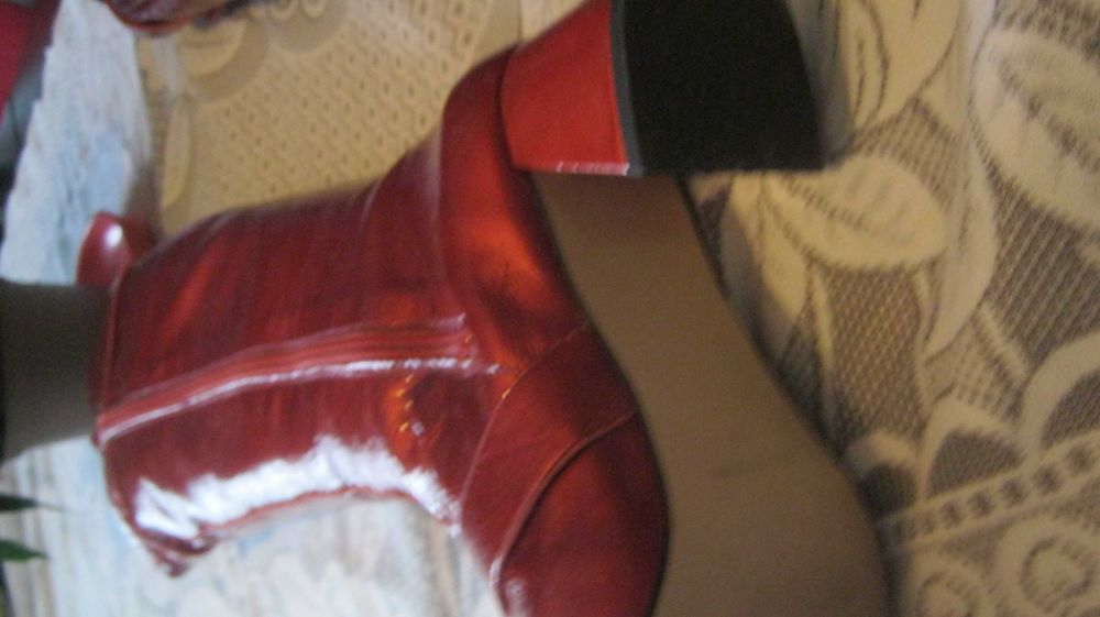 Eksluzywne hiszpańskie kozaki  ze skóry naturalnej lakierowanej.