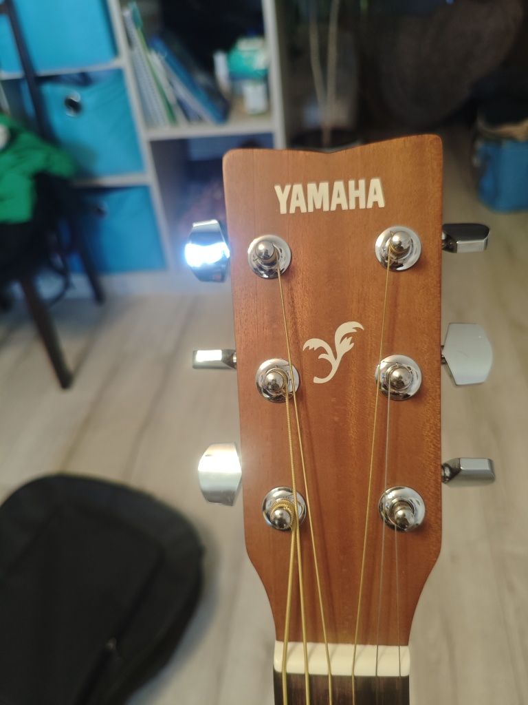 Гітара Yamaha  ціна6500грн в подарунок 3медіатори каподастер та чохол