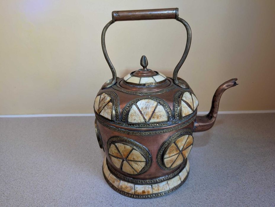 Stary marokański ręcznie robiony czajnik do herbaty z miedzi i kości