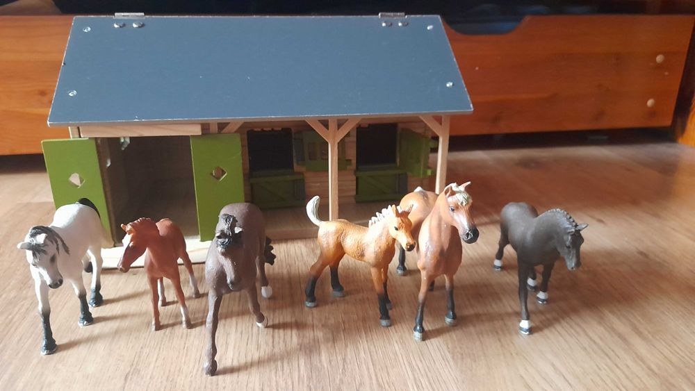 Zestaw stajnia plus konie