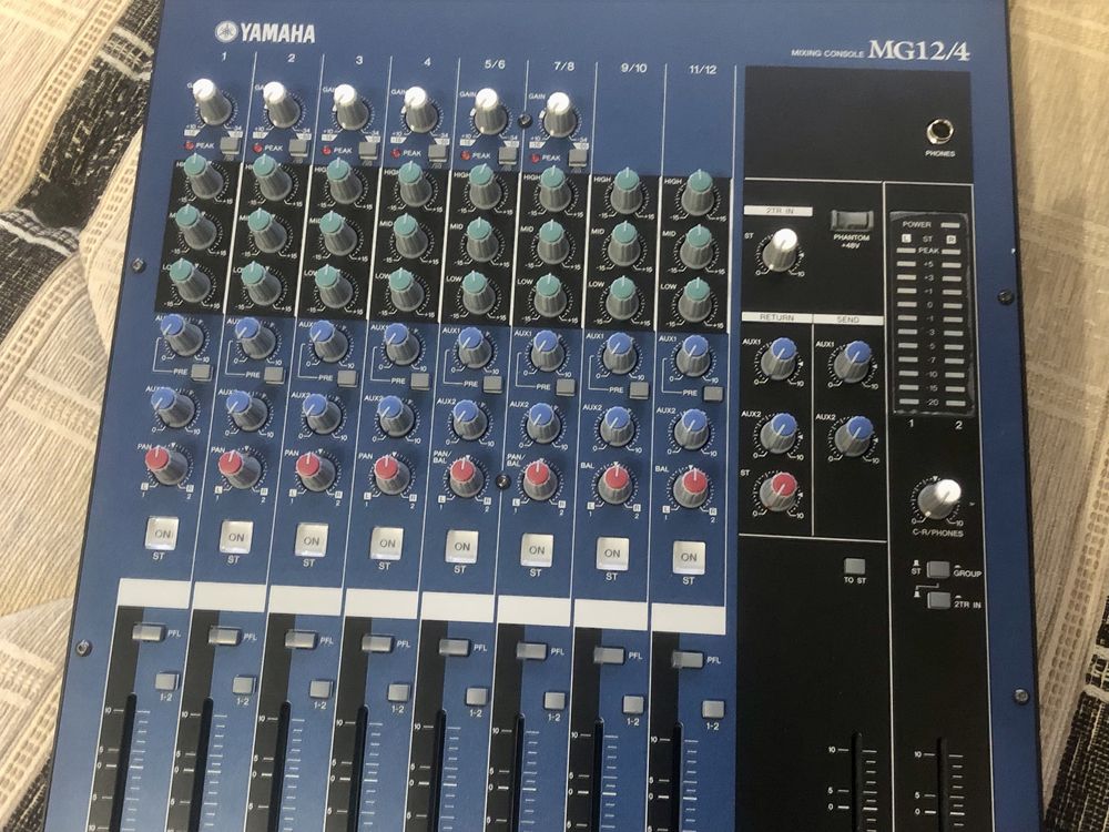 Продам 12-ти канальний мікшерний пульт Yamaha MG12/4.