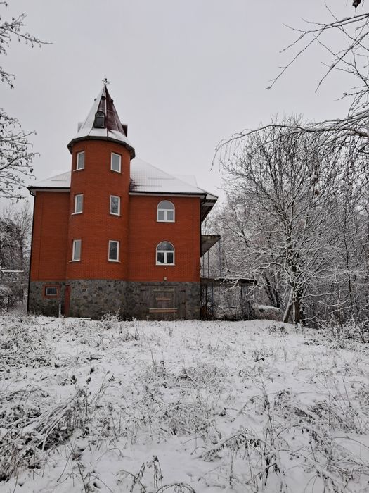 Продаж 3-поверхового будинку