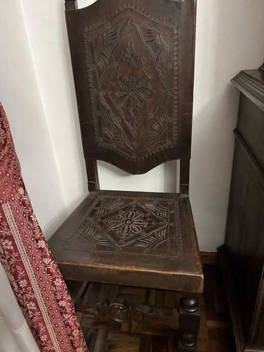 Mesa antiga e 8 cadeiras!