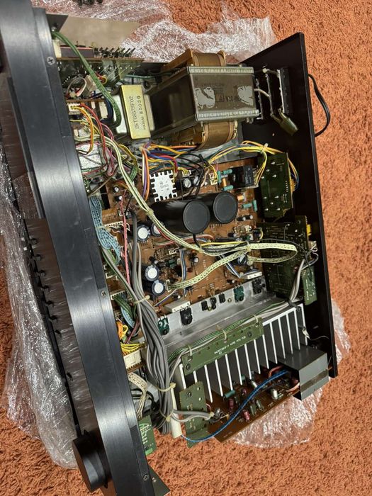 Гибридный усилитель LUXMAN LV-105.