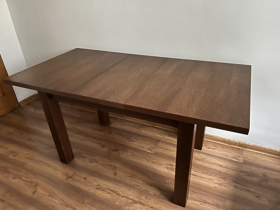 Stół rozkładany z krzesłami