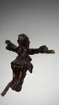 Cristo de cerâmica em tronco natural