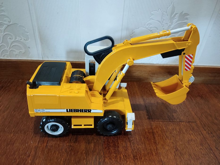 Retroescavadora amarela