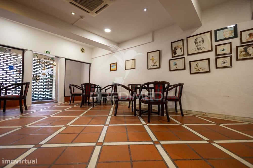 Residencial com 9 quartos, café e loja, no centro do Alandroal