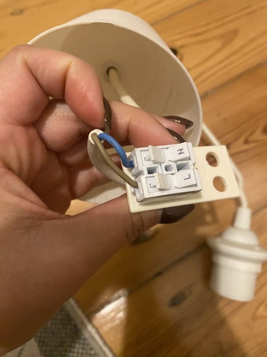 Cabos e suporte para colocação de candeeiro