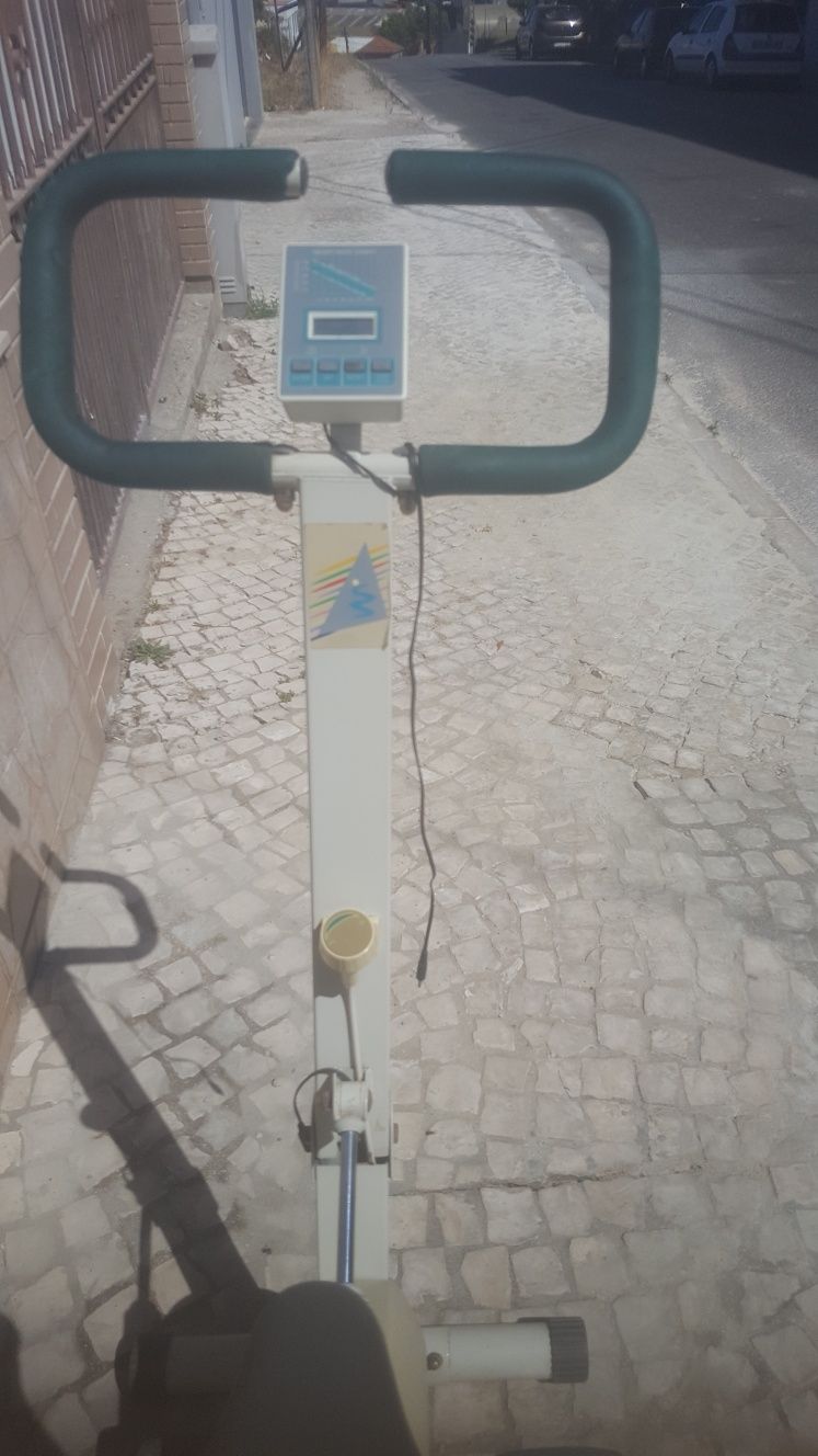 Bicicleta  estática  para  qualquer  pessoa  fazer  ginástica