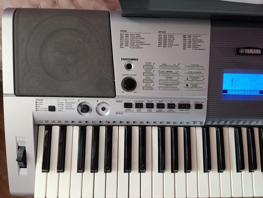 Синтрезатор Yamaha PSR-E403 + блок живлення, пюпітр