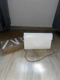 Biała kopertówka torebka na łancuszku