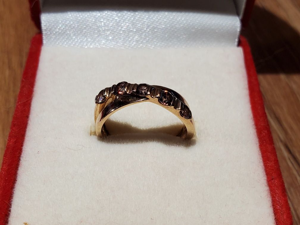 Золотое кольцо с цирконием . ( Цена без торга )
