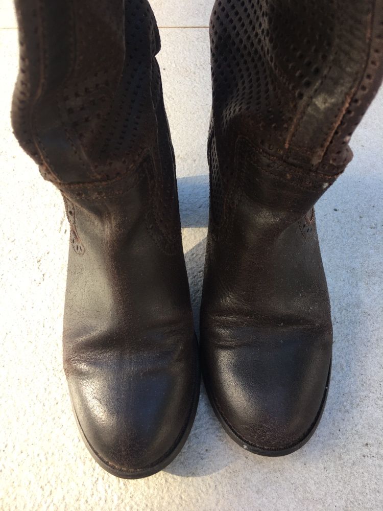 Botas castanhas cano alto