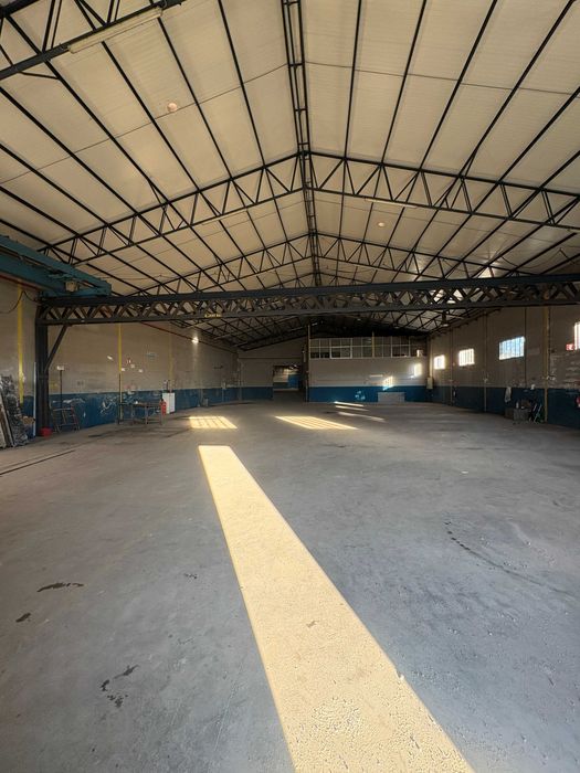 Arrenda Armazém 1700 m² | Entre São Mamede e Fátima | Excelente Acesso