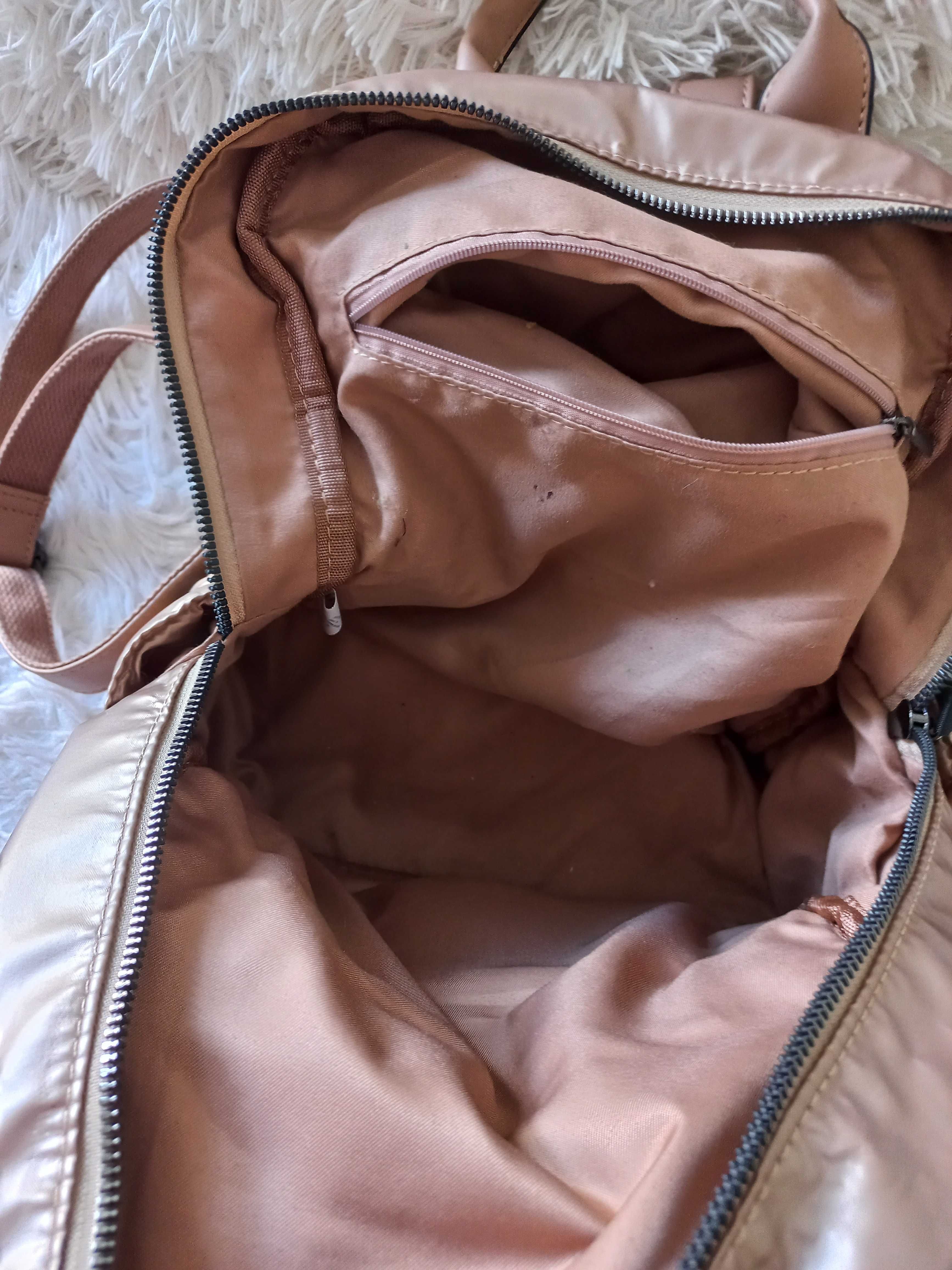 Mochila pequena de mulher