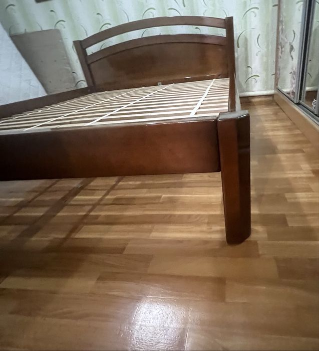 Продам кровать из натурального дерева 14700