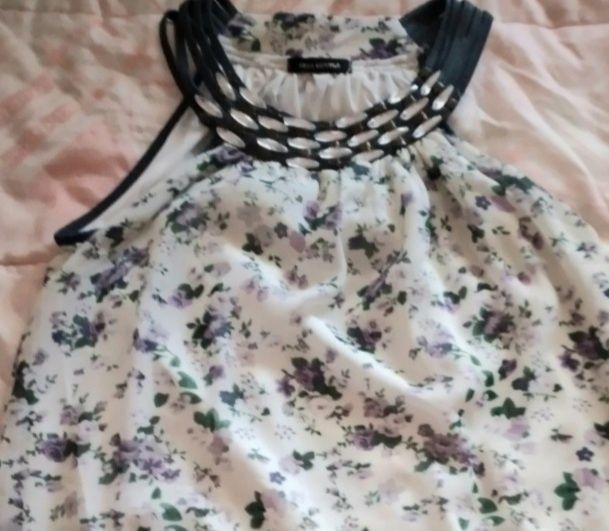 Top tamanho L com peças de strass