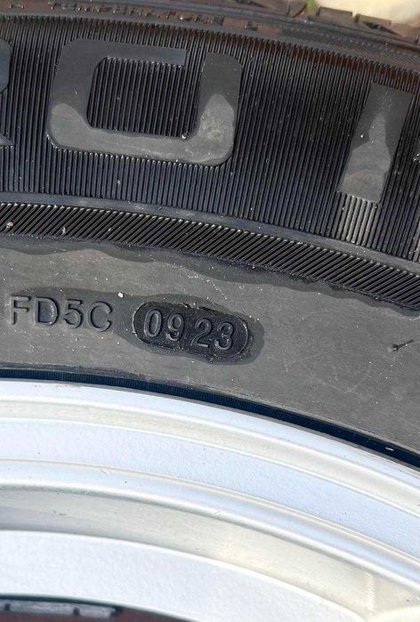 Продам комплект дисків R17 із всесезонною гумою .