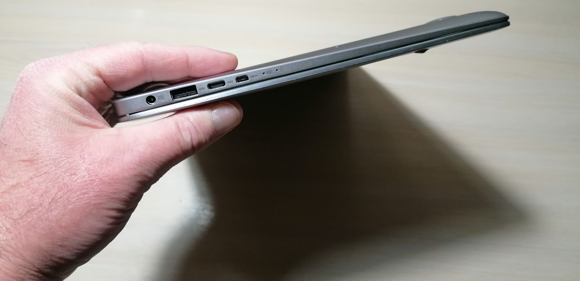 ASUS ZenBook  UX330UA-AH54A