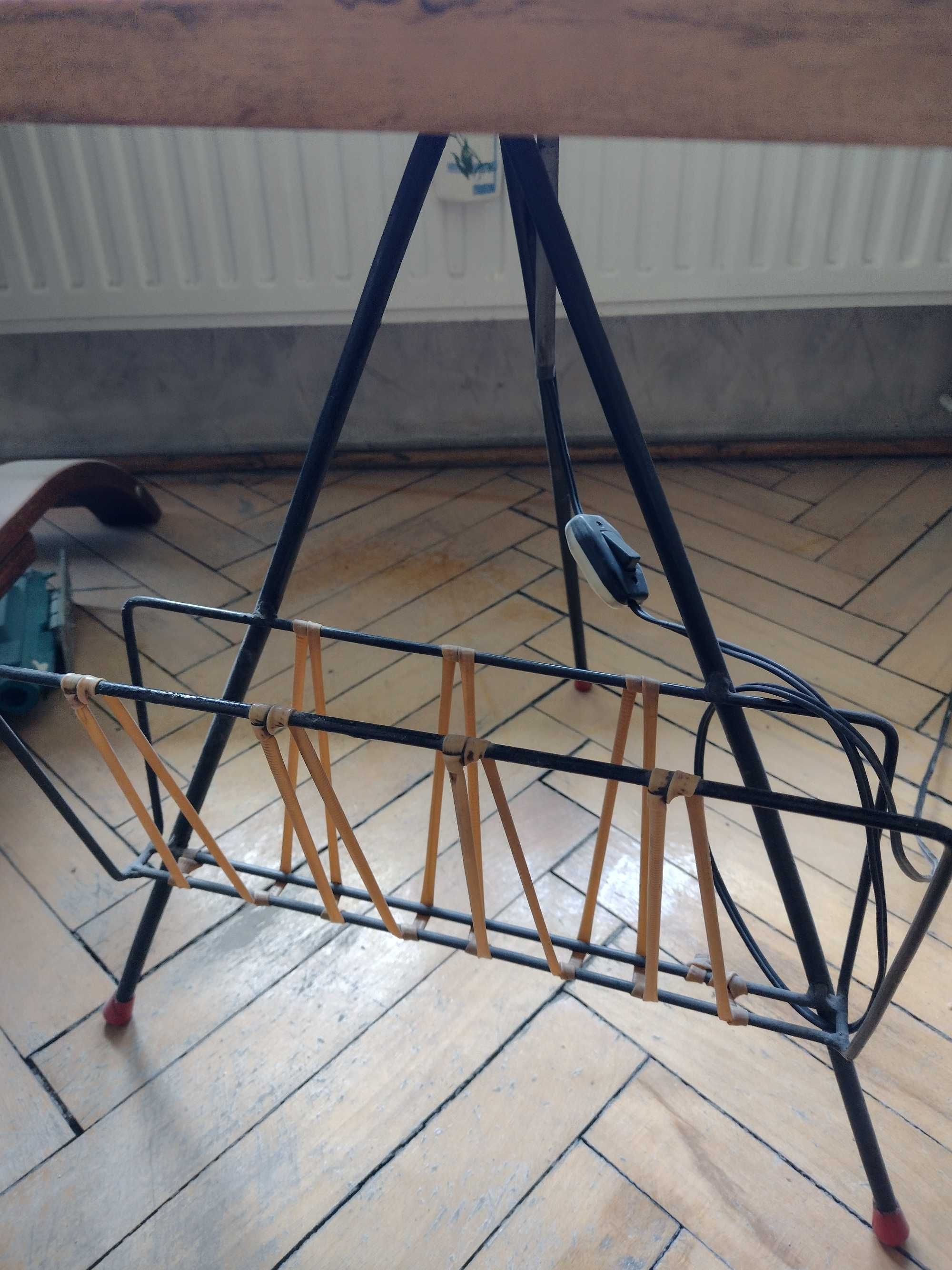 Lampa z gazetnikiem, stolikiem PRL