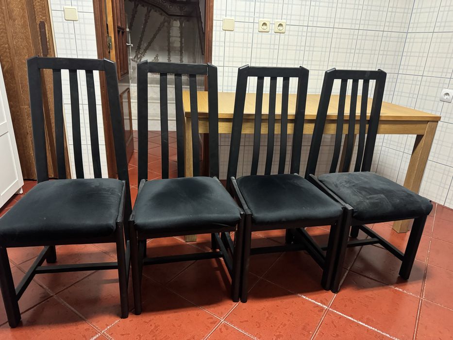 Cadeiras cochoadas de veludo preto