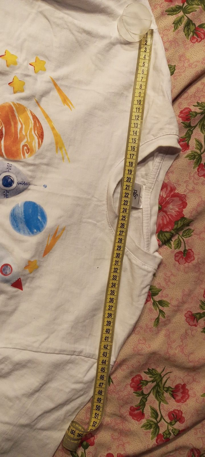 Biały t-shirt kosmos.