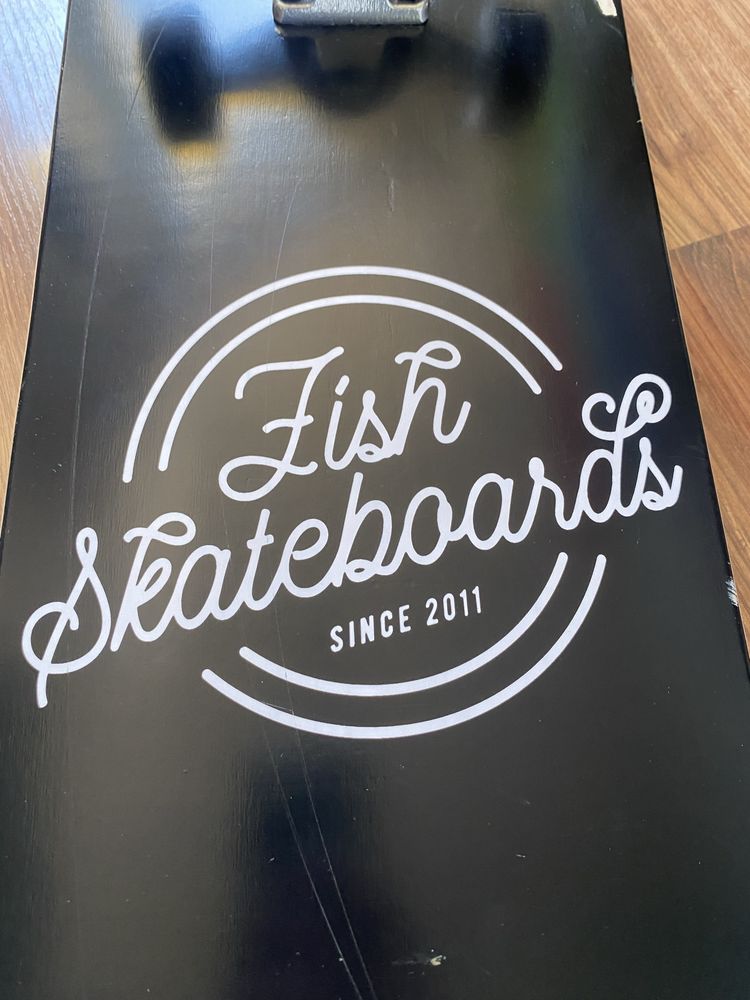 czarna deskorolka fishskateboards