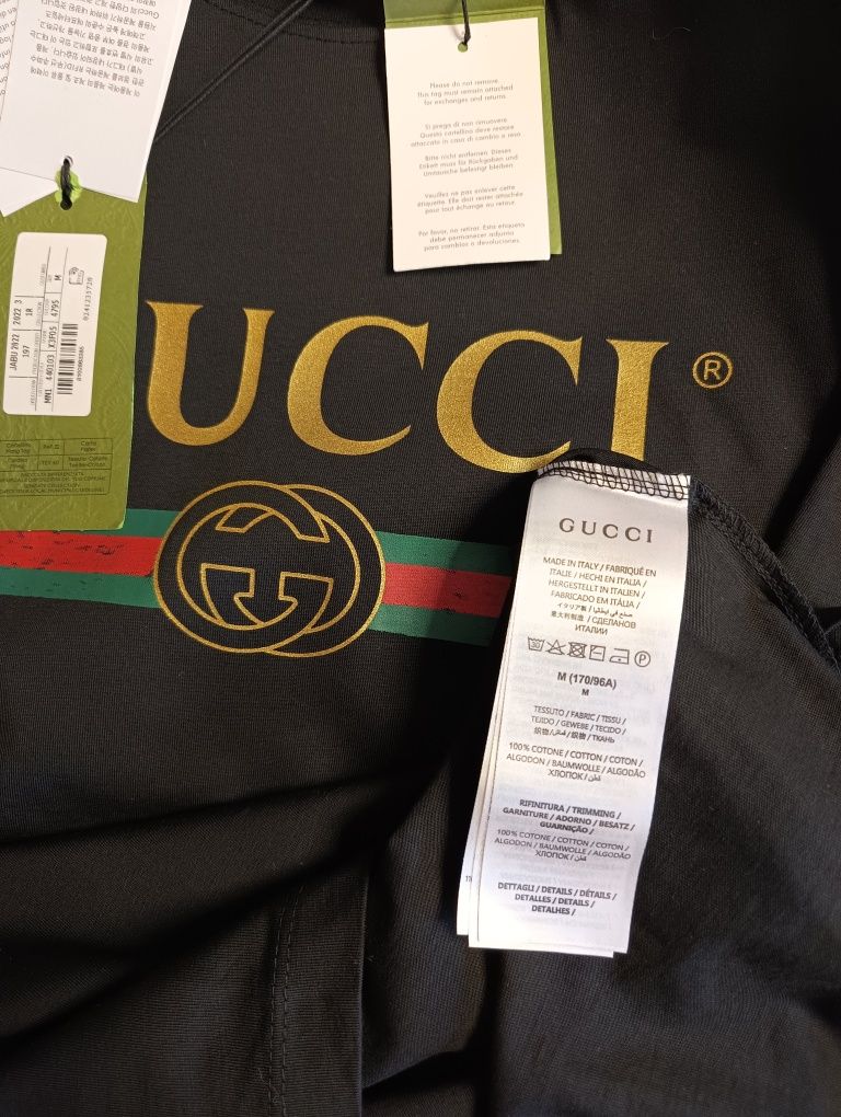 Klasyczna koszulka Gucci. Złoty napis.