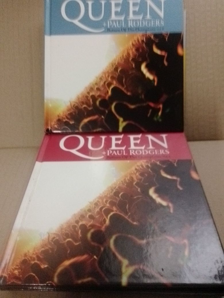 Queen CDs com livros em excelente estado.