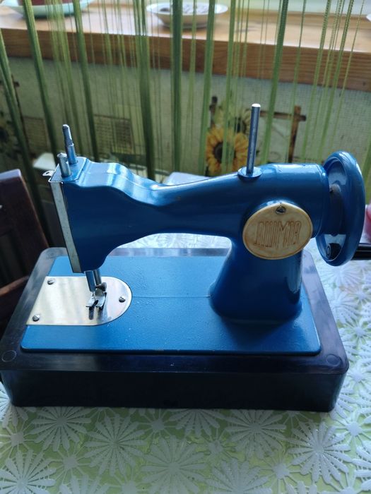 Дитяча іграшкова швейна машинка.                     .