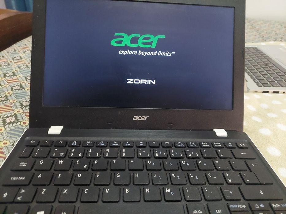 Acer Aspire One Cloudbook A01