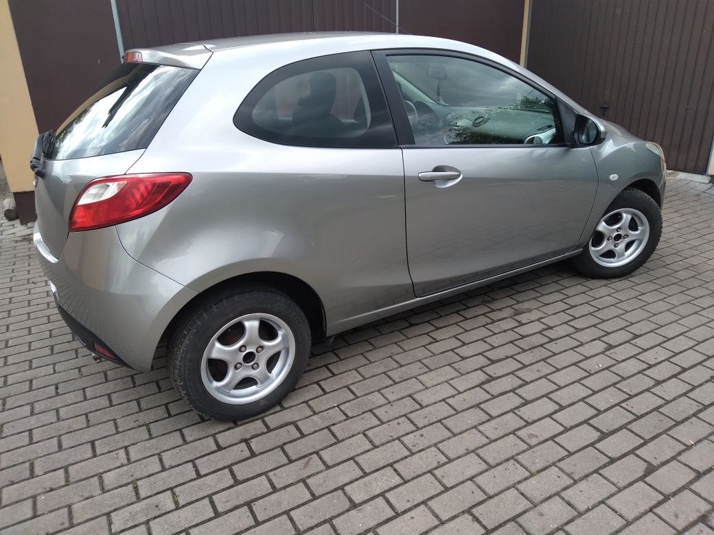 Mazda 2 1,3 benzyna,ładna bez korozji,klima,centralny zamek,alu 09r