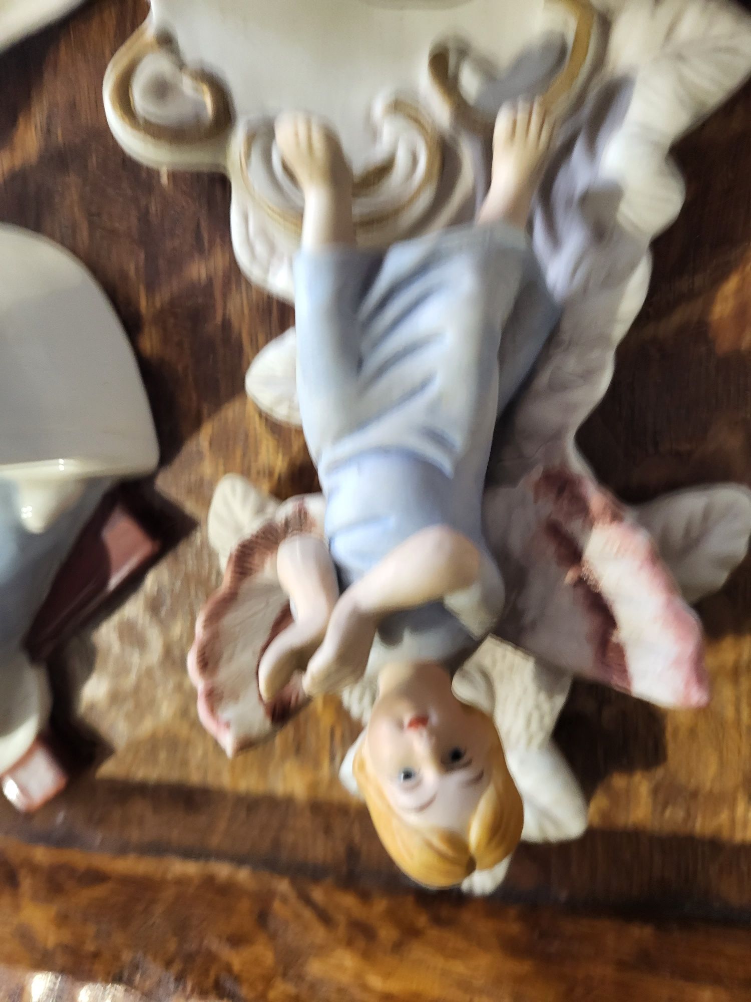 Biskwit Anioł kropielnica z porcelany