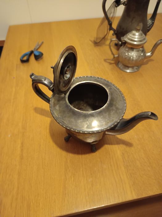 Bule antigo em metal