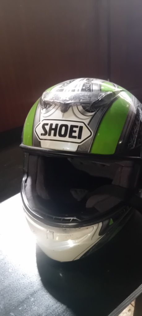 Capacete shoei usado.