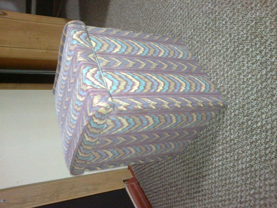 пуфик с нишей для вещей