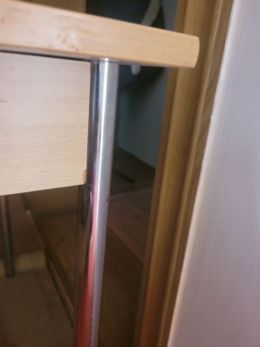 Стіл невеликих розмірів в дуже хорошому стані,у використанні був 1 рік