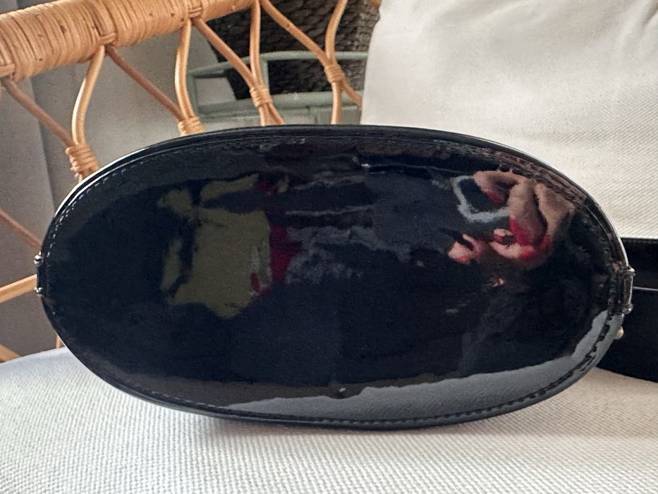 Torebka Chylak Kubełek skóra czarny lakier z szerokim paskiem