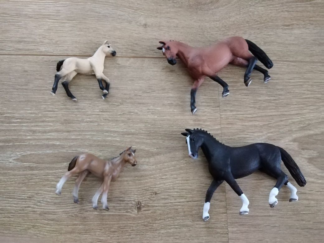 Schleich figurki rasy Hanover klacze i źrebięta - zestaw