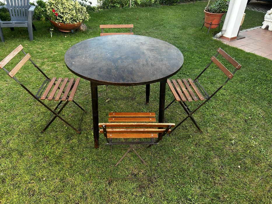 Mesa e cadeiras de jardim