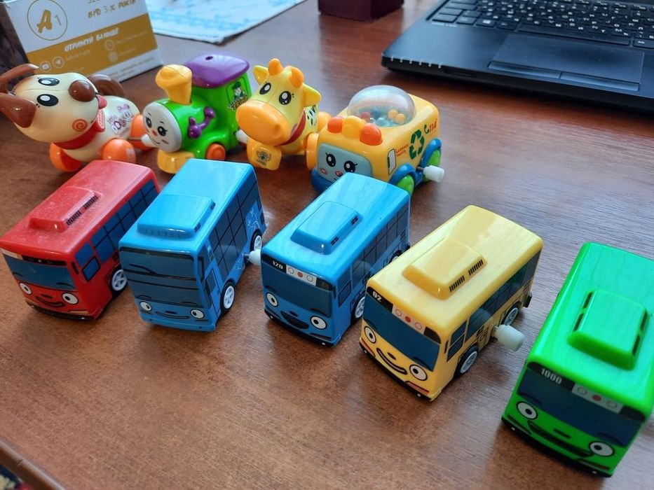 Потяг поїзд на батарейках з колією +маленькі іграшки,які заводяться