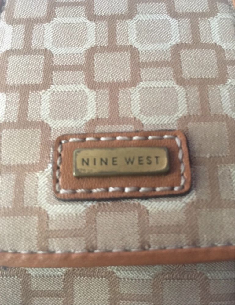 Futerał podróżny z przegródkami kieszonkami lusterkiem Nine West