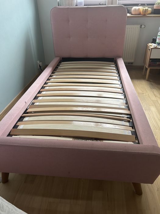 Łóżko ze stelażem