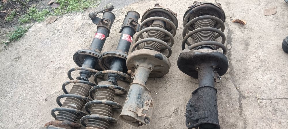 Стойки передние и задние Мазда 323 в сборе