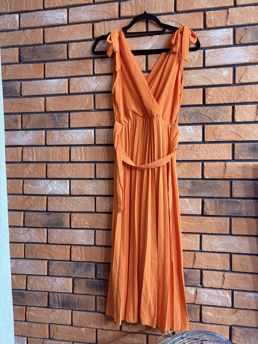 Śliczna sukienka plisowana pomarańczowa