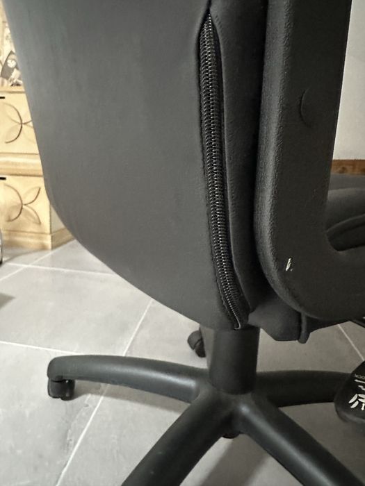 UMA cadeira do escritorio muito bom estado